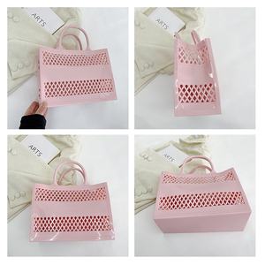 Sacs à provisions en plastique de qualité supérieure, élégants et fonctionnels, parfaits pour la vente au détail, l'épicerie et les événements spéciaux - Product Image 2