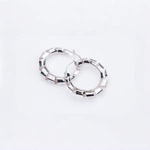 Orecchini a Cerchio Intrecciati in Argento alla Moda per Donne, Orecchini Geometrici Minimalisti - Product Image 3