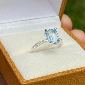 Anillo de compromiso de circonita cúbica Azul Aguamarina de corte esmeralda de 12x8mm, joyería de promesa chapada en oro clásico de 18 quilates para bodas y regalos - Product Image 1