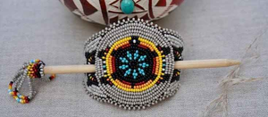 Pince à cheveux en perles de rocaille élégante faite à la main Design floral de luxe broderie perlée Option personnalisée unique matériau métallique - Product Image 6