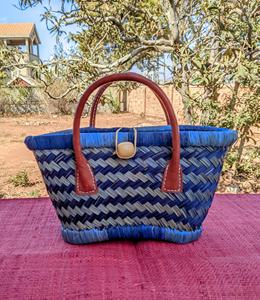 Sac fourre-tout d'été tissé à la main avec poignées en cuir ouvertes et fermeture à cordon de serrage décoration brodée - Product Image 3