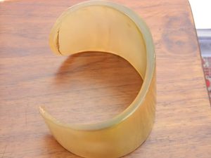 Boutons de manchette minimalistes en corne naturelle avec de riches teintes sombres pour les mariés modernes au prix le plus bas par HF CRAFTS - Product Image 4