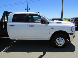 VENTE AUX ENCHÈRES CHAUDE : Véhicule d'occasion 2024 3500 C-h-a-s-s-i-s S-L-T CrewCab L-B DRW à vendre - Product Image 3