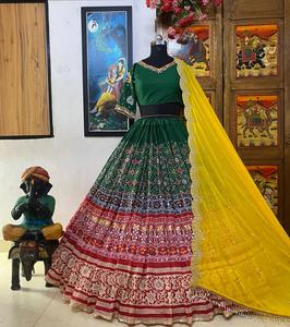 Navratri Muselina especial Algodón Impresión digital y trabajo de espejo Lehenga Choli con trabajo de bordado Dupatta para bodas y fiestas - Product Image 5