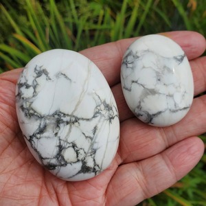 Piedra de Palma de howlita de alta calidad para equilibrar Chakras o curación y relajación energética disponible al mejor precio de mercado - Product Image 4