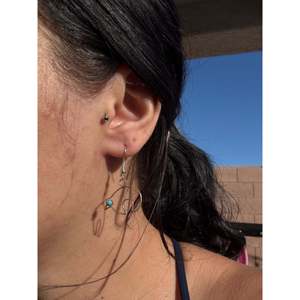 Boucles d'oreilles pendantes en forme d'ours Navajo faites à la main avec turquoise Kingman et argent sterling - Product Image 1