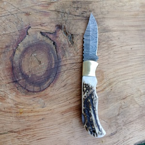 Couteau de poche pliant multifonctionnel en acier Damas fait à la main serrure arrière manche en corne de cerf gaine en cuir couteaux personnalisables OEM - Product Image 5