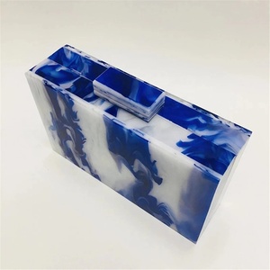 กระเป๋าคลัทช์ทำด้วยมือสีฟ้าและสีขาวเรซินกระเป๋าถือตอนเย็นที่ทันสมัยมีผิวลายหินอ่อนสำหรับงานปาร์ตี้ของผู้หญิงและสวมใส่อย่างเป็นทางการ - Product Image 3