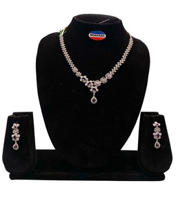 Conjunto de collar de joyería Pure AD clásico con pendientes para mujer con piedras de alta calidad para festivales y fiestas de damas de honor - Product Image 1