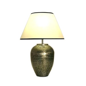 Vente en gros de produits d'éclairage de fabricant Lampe de table martelée unique en métal fabriqué à la main avec abat-jour en tissu - Product Image 5