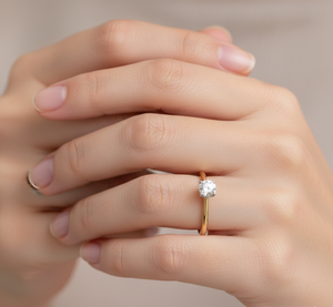 Anillo de Compromiso Solitario Clásico de Oro con Moissanita de Corte Brillante Redondo - Product Image 4