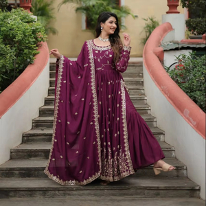 Magnifique tenue traditionnelle indienne pour femmes, longue robe Anarkali Kurti brodée de sequins riches, ensemble pantalon et dupatta assorti, pour les fêtes - Product Image 1