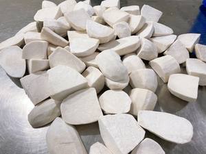 Vente en gros de taro biologique IQF: racine pelée pourpre/jaune, tranchée, morceau, coupé en dés, bloc, cubes, emballage en vrac personnalisé. - Product Image 4