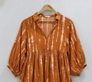 Robe midi rose à imprimé floral tie-dye faite à la main |   Robe bohème 100% coton faite à la main à taille naturelle pour femmes - Product Image 4