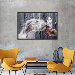Toile imprimée représentant un chien mangeant de la crème glacée pour la décoration moderne du salon, TOILE ENCARTÉCHÉE NOIRE - Product Image 1