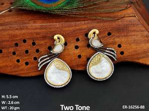 Boucles d'oreilles longues élégantes en perles de coquillage avec plaqué or pour les demoiselles d'honneur et les événements formels à prix d'exportation - Product Image 4