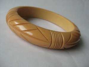 Bracelet en résine pour femme fabriqué à la main avec des motifs artistiques tourbillonnants Parfait pour les amateurs de mode élégants par l'artisanat croissant - Product Image 2