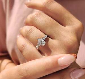 Bague de fiançailles classique en moissanite taille poire 1 carat, or blanc massif 18 carats, sans nickel, sans plomb, clarté VVS1/VVS2/VS1 - Product Image 4