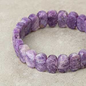 Bracelet en pierre naturelle de Lepidolite à coupe large - Product Image 3