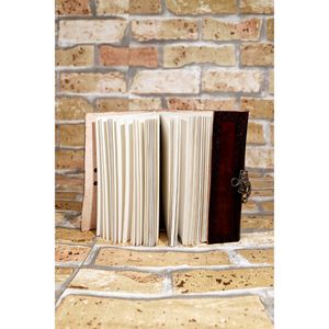 Journal A5 en cuir marron fait à la main avec serrure à crochet en pierre verte Journal en papier à usage scolaire pour cadeaux - Product Image 3