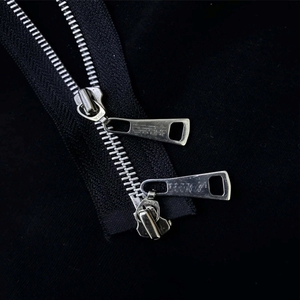 Sweat à capuche zippé de haute qualité pour hommes et femmes confortable et élégant, parfait pour les vêtements décontractés et les activités de plein air. - Product Image 5