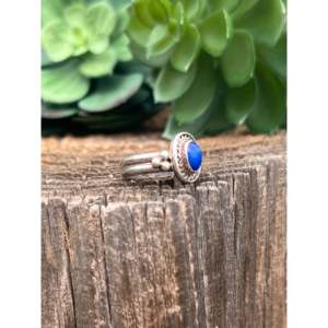 Anillo Navajo Hecho a Mano con Piedra Preciosa y Lapislázuli en Engaste de Plata de Ley, Talla 5.25, Estilo Étnico para Uso Diario y Promesas - Product Image 3
