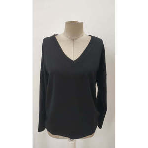 Blusa de viscosa de dos hilos con cuello en V y manga larga para mujer, 29975 - Negra - Product Image 5