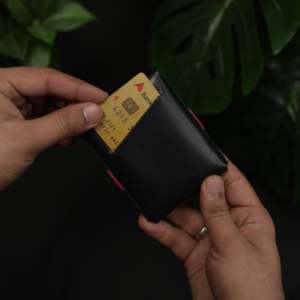 WF Leathercraft No. Cartera Multifuncional 101 en 1, Hecha a Mano, Estilo Normcore/Minimalista, Unisex, Negra y Roja - Product Image 5