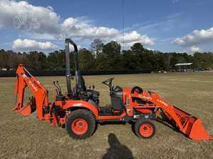 Vente à prix réduit de mini-tracteur Kubota BX23S 4WD diesel avec chargeur et pelle rétrocaveuse standard Garton - Product Image 5