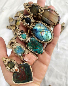 Pendentif en argile polymère avec cabochon en pierre naturelle mélangée Pendentif bijoutier antique fait à la main - Product Image 6