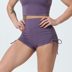 กางเกงขาสั้นออกกำลังกายผู้หญิง ผ้าโพลีเอสเตอร์ 100% ระบายอากาศ กันน้ำ ทรงเข้ารูป เอวยางยืด รูดจีบ รับผลิตแบบ OEM ปักลายได้ MOQ ต่ำ ราคาสมเหตุสมผล - Product Image 4
