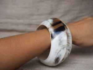 Exquisito conjunto de 7 pulseras de cuerno natural de color oscuro, joyería de ágata de cuerno de búfalo apilable, brazaletes de moda - Product Image 4