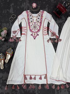 Costume Salwar en soie fabriqué à la main de créateur, robe longue pakistanaise Kameez Dupatta à la mode pour les cérémonies de mariage et de fête - Product Image 5