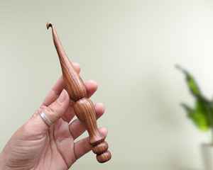 Crochets à crochet en bois de qualité supérieure, fabriqués à la main, écologiques, lisses et polis pour un tricot facile - Product Image 1