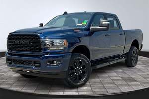 CAMIONETA USADA EN BUEN ESTADO 2024 2500 Big Horn Crew Cab 4WD Volante a la Izquierda ACC R17 Turbo Automática Techo Panorámico Interior Oscuro Asientos de Cuero - Product Image 2