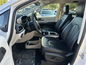 Superb White 2024 Chrysler Pacifica Touring L FWD Usado con asientos de cuero Navegación Tercera fila Asientos Arranque remoto - Product Image 5