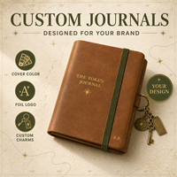 LABON Couverture de carnet en cuir PU personnalisable à trois volets, rechargeable, avec monogramme en feuille d'or, breloques en laiton et attache stylo, idéale pour les voyages