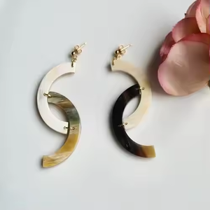 Boucle d'oreille bouclée en corne de buffle Bijoux en corne pour femme par Crescent Crafts - Product Image 3