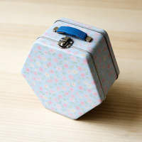 Boîte en fer blanc hexagonale de qualité alimentaire, emballage métallique sans soudure, emboutissée, avec couvercle à pression pour le stockage de biscuits, de bonbons et de friandises