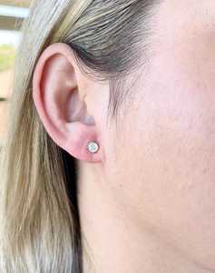 Boucles d'oreilles délicates en opale blanche avec design rond à griffes en argent sterling 925, cadeau de pierre de naissance d'octobre pour elle - Product Image 2