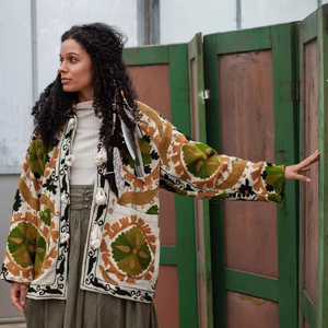 Chaqueta bordada a mano Suzani larga de la mejor calidad, abrigo cálido de invierno, chaqueta acolchada de algodón, regalo para ella - Product Image 1