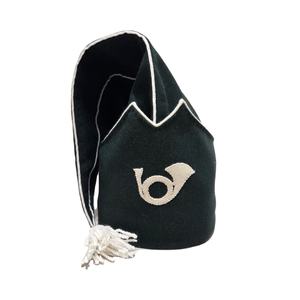 Ceci est un chapeau bicorne en feutre de laine vert foncé avec une bordure blanche et un pompon décoratif, doté d'un emblème de corne de cheval. - Product Image 1