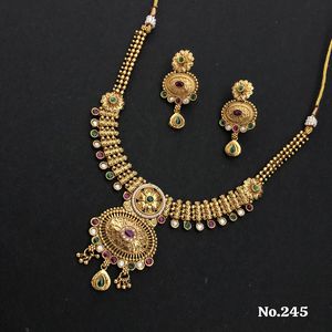 Conjunto de collar de oro antiguo tradicional con piedras de rubí y esmeralda Joyería nupcial elegante con pendientes a juego - Product Image 1