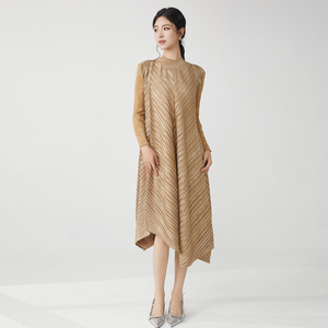 Vendita all'ingrosso di fabbrica: ricevi IT abiti da donna alla moda spediti rapidamente, abito casual elasticizzato con pieghe metalliche, abito irregolare Miyake - Product Image 3