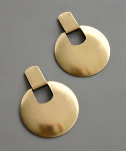 Pendientes de aro dorados minimalistas, aretes de diseño de lujo de latón - Product Image 3