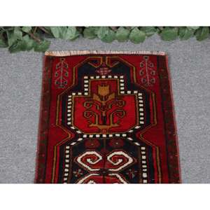 พรมตุรกีวินเทจขนาดเล็ก 1.5x2.9 ฟุต พรมขนสัตว์สีแดงลายอิคัต - Product Image 3