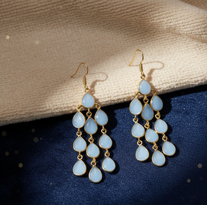 ต่างหูห้อยประดับพลอยบลูแคลเซโดนี เงินแท้ 925 ดีไซน์เนอร์ทำมือ ตัวเรือนแบบ Bezel เหมาะสำหรับงานปาร์ตี้ งานหมั้น ของขวัญ - Product Image 2