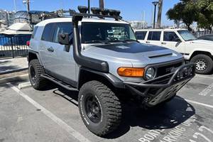 Used FJ Cruiser SUV 4x4 R20 Tires Metal Roof Rack Left Steering Gas Petrol 4 Seats Dark Interior Halogen Headlights For Sale - Product Image 6