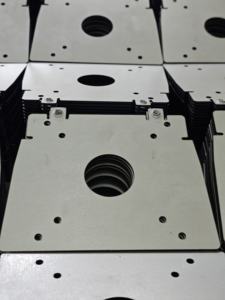 Fabricación de Chapa Metálica OEM, Placa de Montaje de Acero, Corte Láser, Doblado, Recubrimiento en Polvo, Pieza de Maquinaria Industrial Hecha en Vietnam - Product Image 4