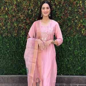 Grand élégant indien ethnique Collection Opulent droit Kurti pantalon Dupatta ensemble pour le printemps pour les mariages Diwalis B2B vente en gros - Product Image 1